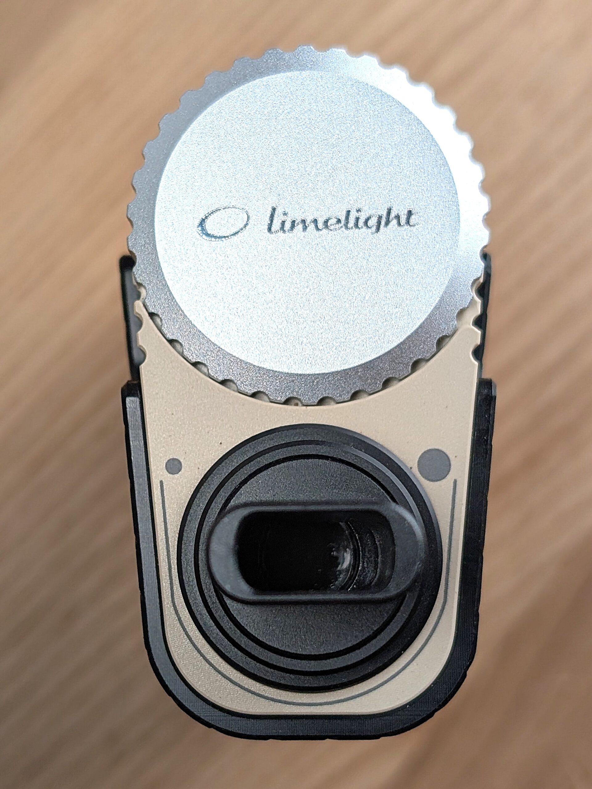 Der Frolic Thermal Extractor steht auf einem Holztisch. Die Perspektive ist eine Draufsicht. Die Symbole für die Airfloweinstellung, das Mundstück und der große Edelstahlverschluss sind zu erkennen.