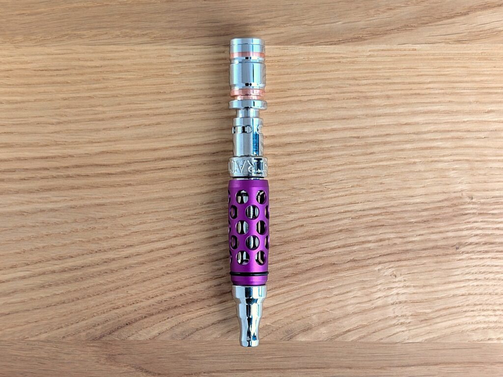 Ein Vestratto Anvil Vaporizer liegt auf einem Holztisch.