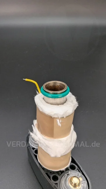 Der geöffneten Angus Enhanced steht auf einem Tisch. Die offene Fiberglas-Isolierung ist zu erkennen.