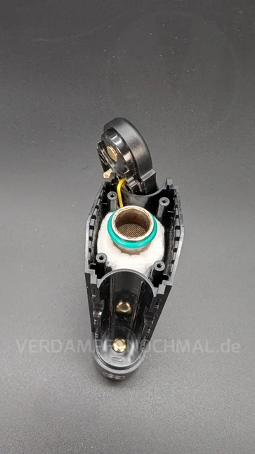 Ein geöffneter Angus Enhanced steht auf einem Tisch. Die Fiberglasisolierung ist von oben zu erkennen.