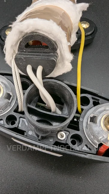 Der geöffneten Angus Enhanced steht auf einem Tisch. An der Unterseite des Luftweges ist die offene Fiberglas-Isolierung zu erkennen.