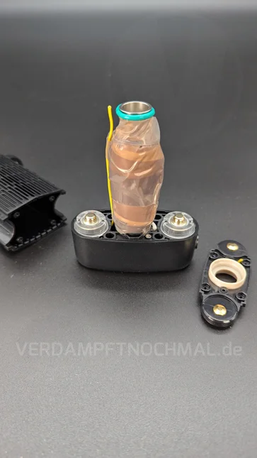 Ein geöffneter Angus Enhanced steht auf einem Tisch. Der isolierte Luftweg ist in hitzebeständiger Folie eingewickelt.