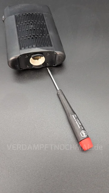 Der Angus Enhanced liegt auf einem Tisch. Daneben liegt ein T6 Torx Schraubendreher.