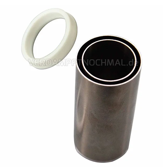 The stainless steel sleeves are shown on a white background and are inserted into each other. The outer sleeve has a slightly larger diameter than the inner sleeve. There is a gap of approx. 2 mm between the two sleeves. To the left is a white plastic ring that can connect the two sleeves.