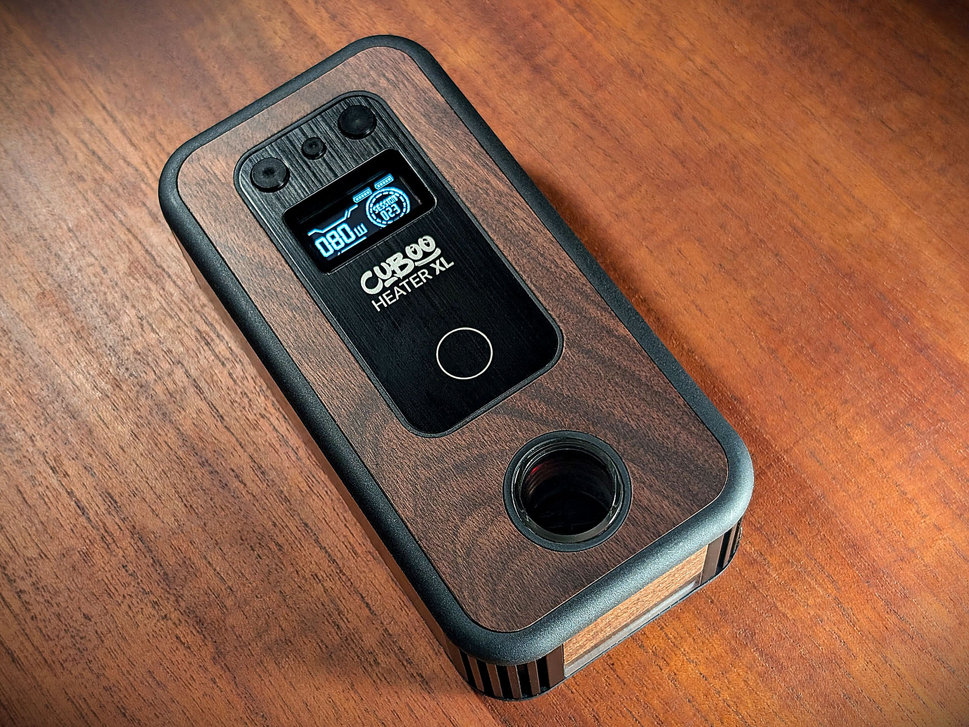 Der Cuboo Heater XL steht auf einem Holztisch.