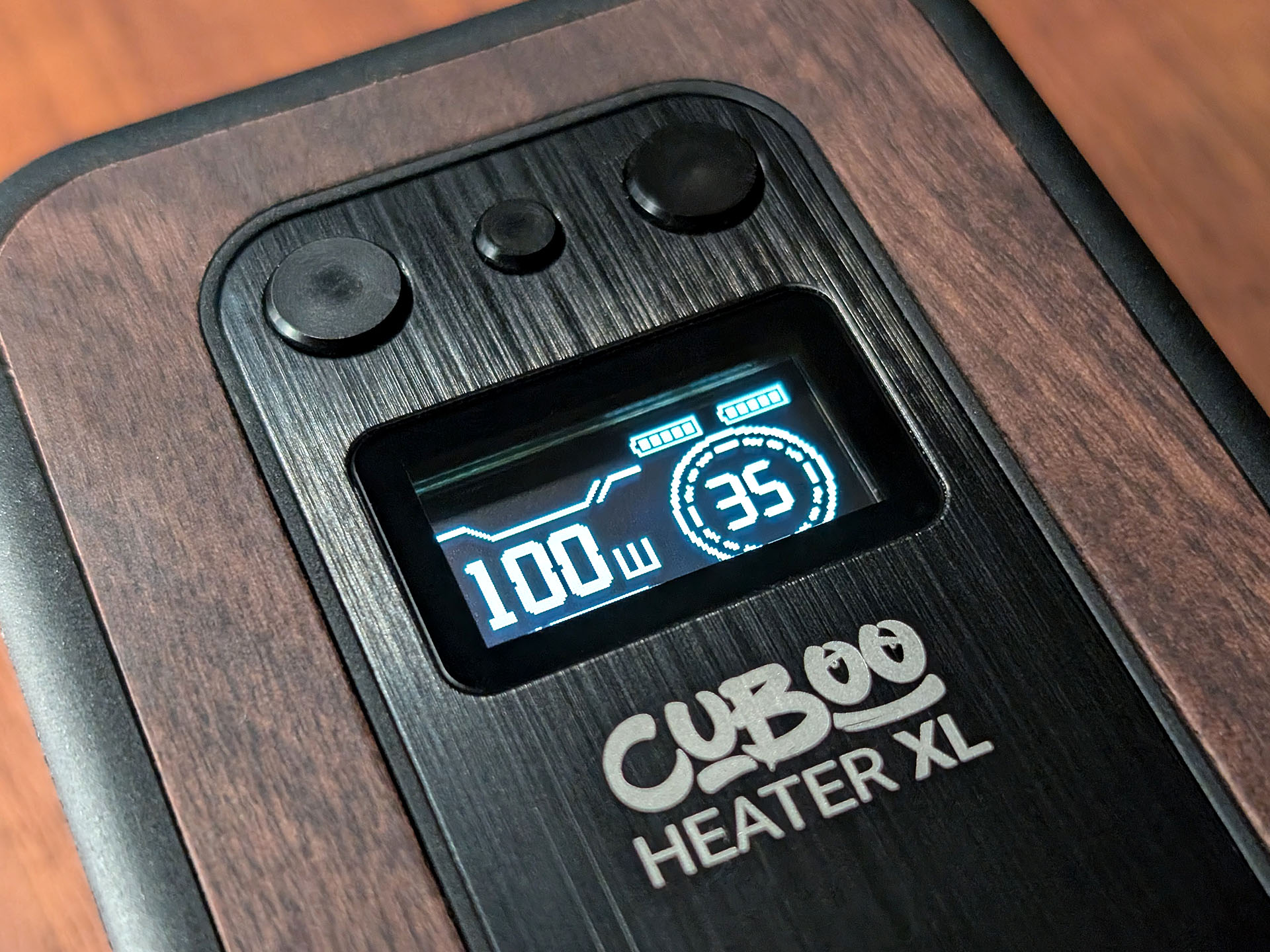 Close-up of the Cuboo Heater XL display. The display shows the wattage, battery capacity, and the set seconds.
