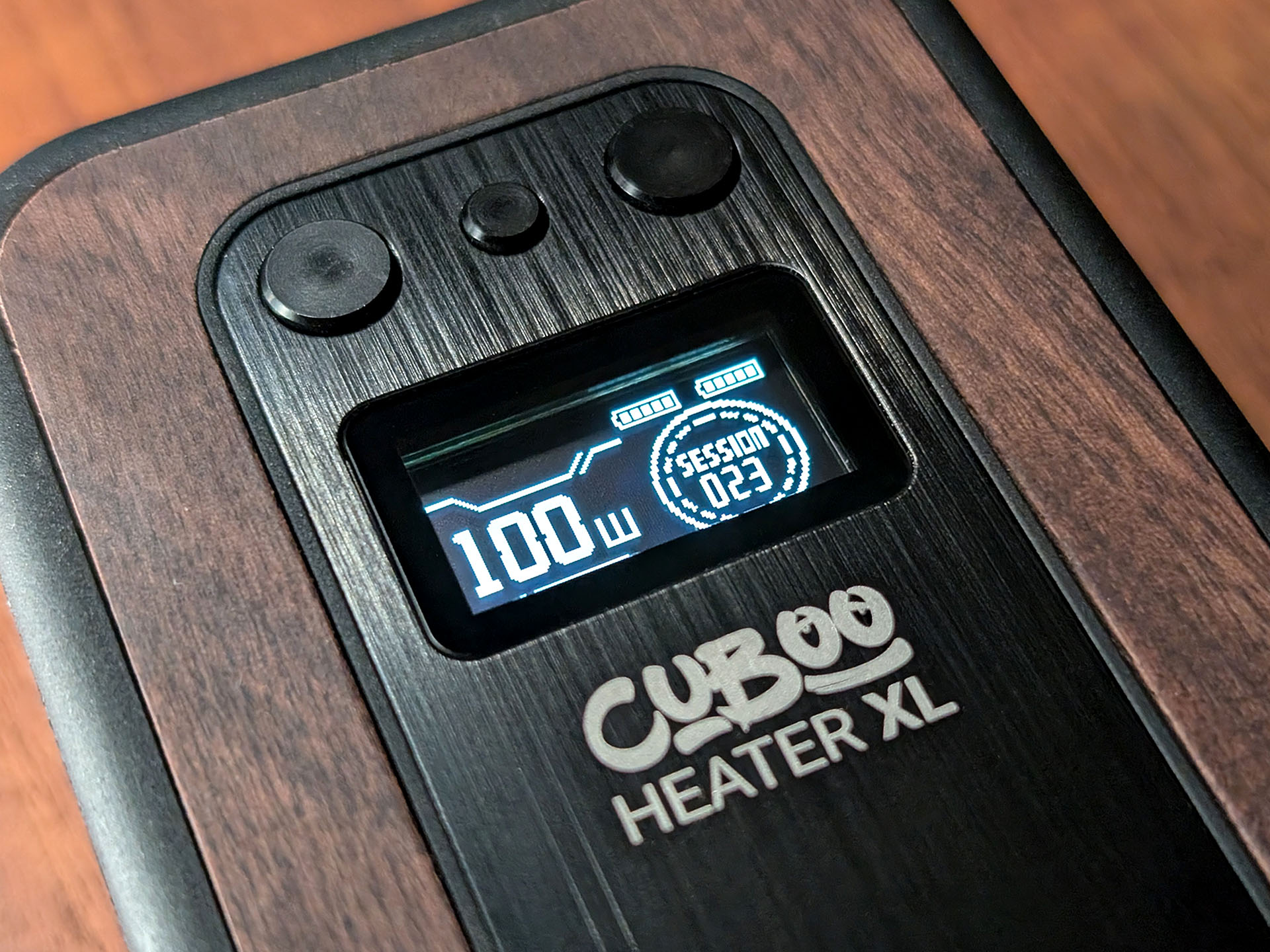 Close-up of the Cuboo Heater XL display. The display shows the wattage, battery capacity, and session counter.