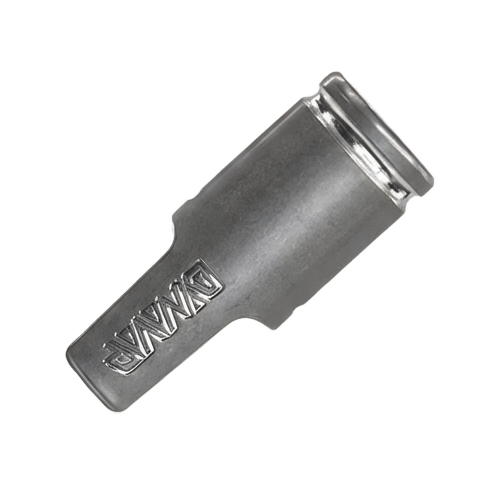 DynaVap Armored Cap: Eine robuste, silberne Metallkappe für einen Vaporizer mit eingraviertem „DYNAVAP“-Schriftzug.