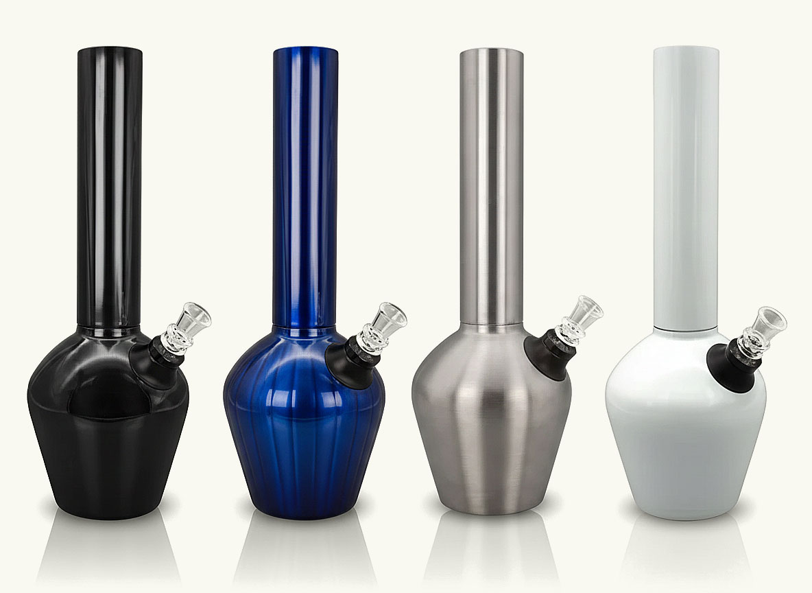 Vier moderne Bongs aus Edelstahl in den Farben Schwarz, glänzend Blau, gebürstetes Silber und Weiß mit jeweils einem gläsernen Kopf.