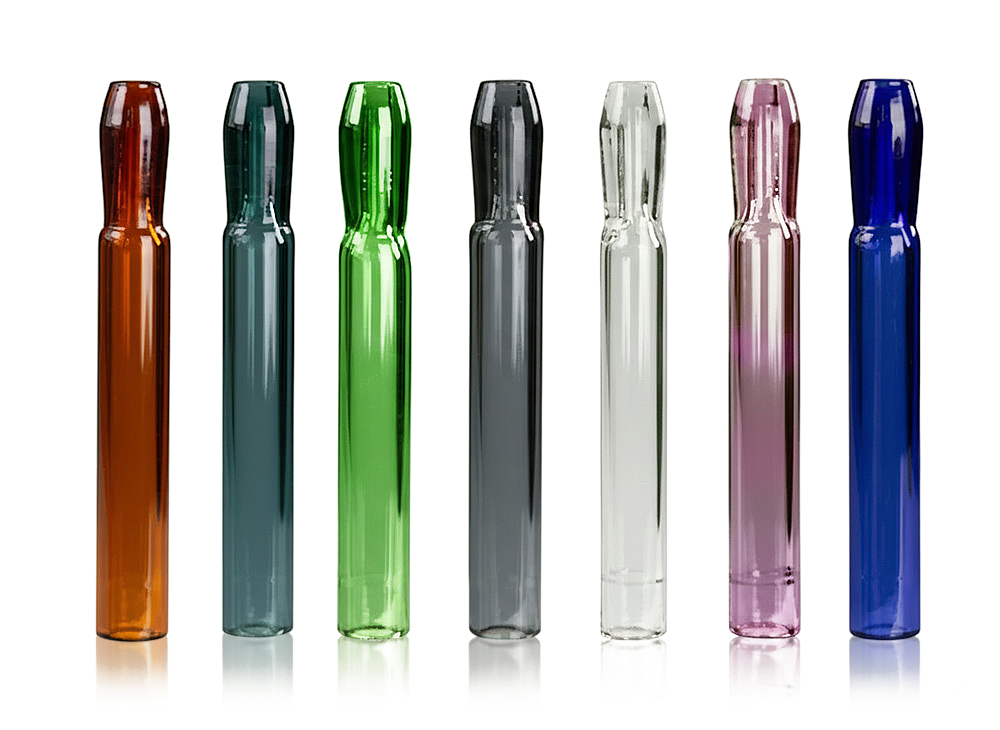 Sieben gläserne Mundstücke (Stems) in verschiedenen Farben wie Braun, Dunkelblau, Grün, Grau, Hellgrün, Rosa und Blau, aufgereiht nebeneinander.