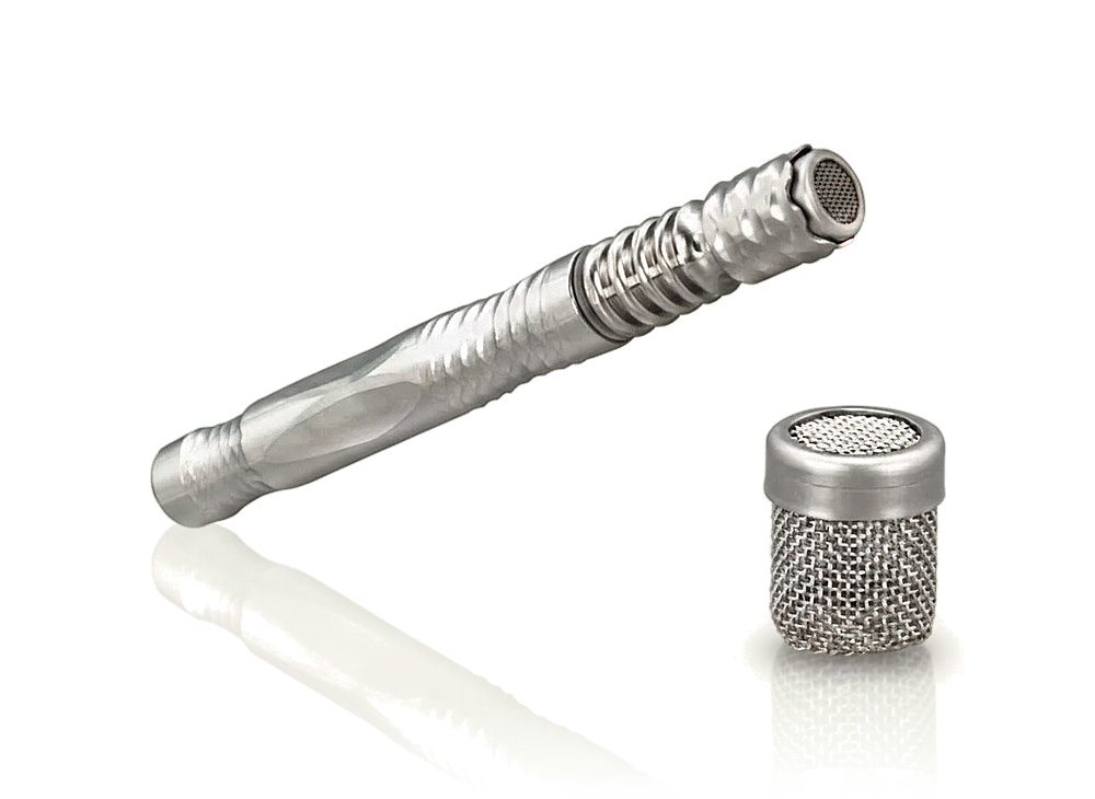 Ein Dynavap Vaporizer aus Edelstahl neben einer kleinen, feinmaschigen Siebkapsel zur Dosierung.