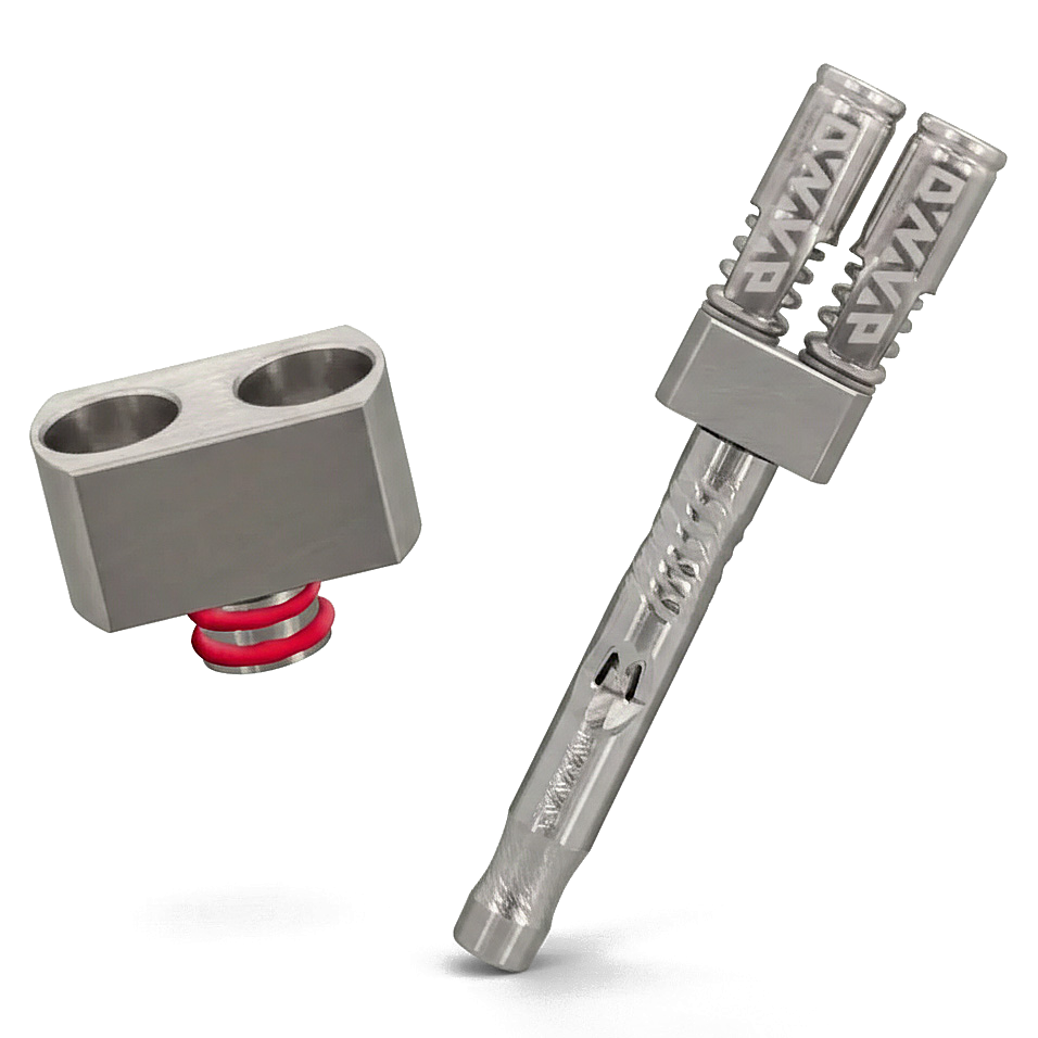 Ein metallischer Adapter, der es ermöglicht, zwei DynaVap-Spitzen gleichzeitig auf einem Gehäuse zu nutzen, inklusive roter Ersatz-O-Ringe.