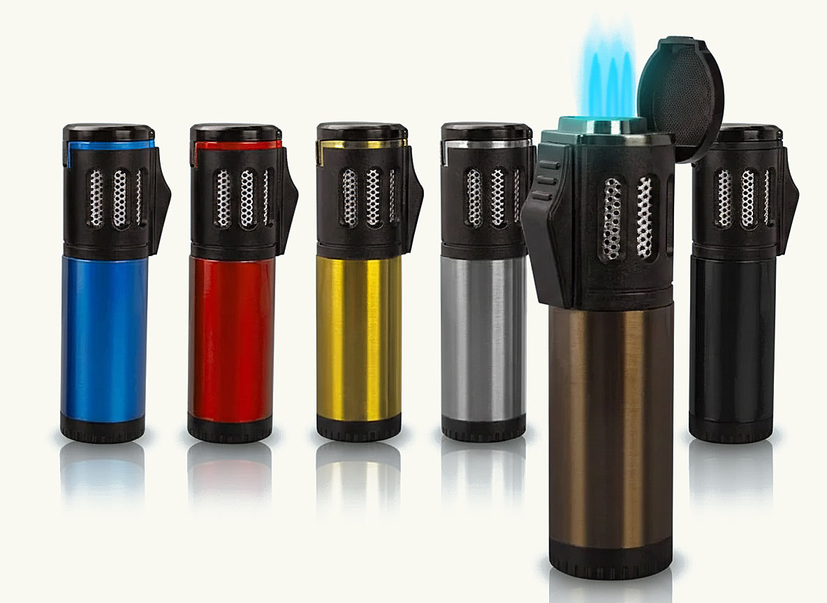 Fünf Jet-Feuerzeuge in verschiedenen Farben (Blau, Rot, Gold, Silber, Schwarz), wobei das vorderste eine dreifache blaue Flamme zeigt.