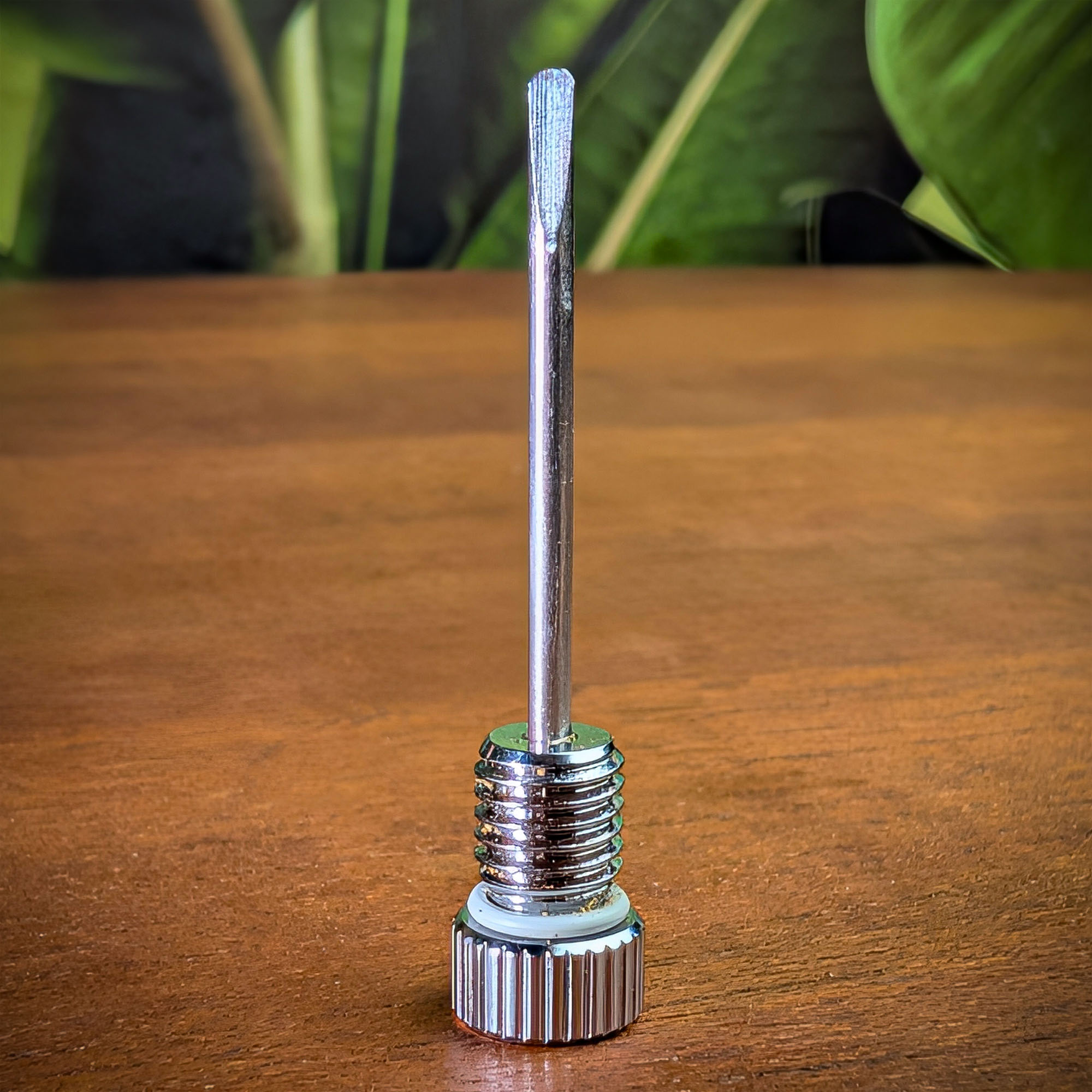 Das Multi-Tool vom Debowler steht auf einem Holztisch.