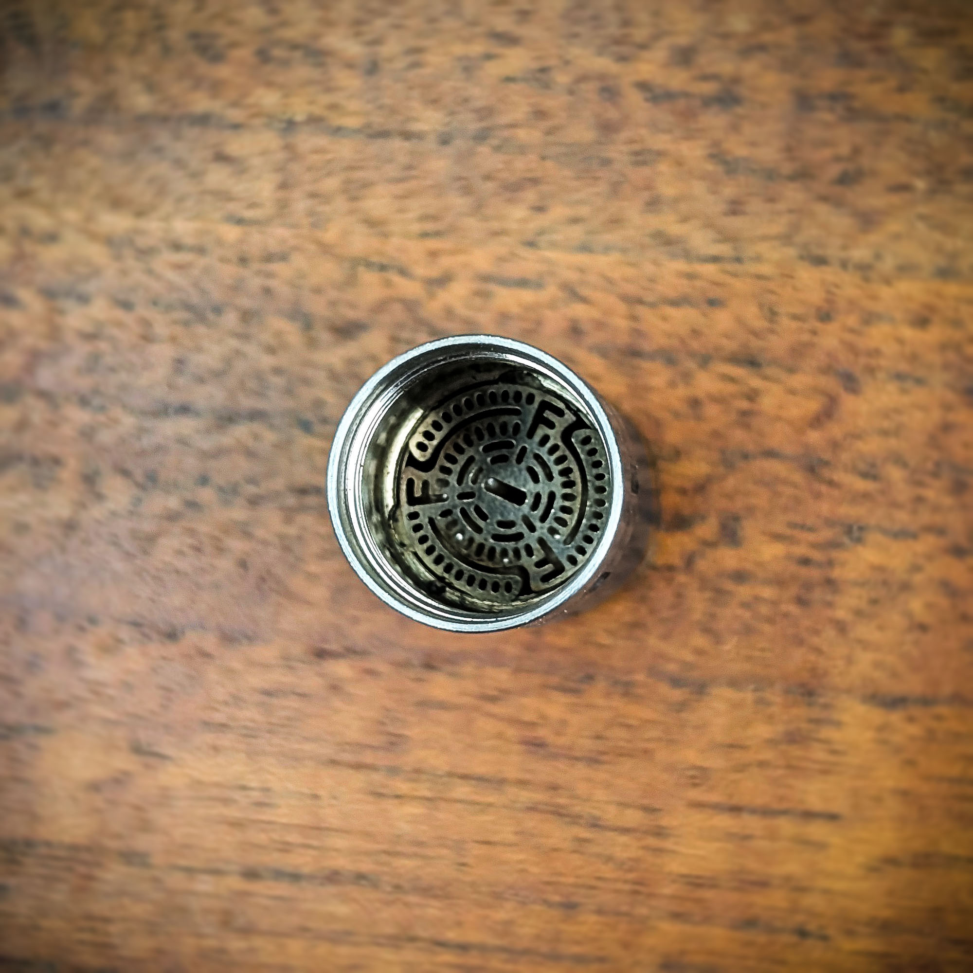 The heating cap of the Mad Heater Tempest 2 stands on a wooden table.
You can look into the heating cap from above.