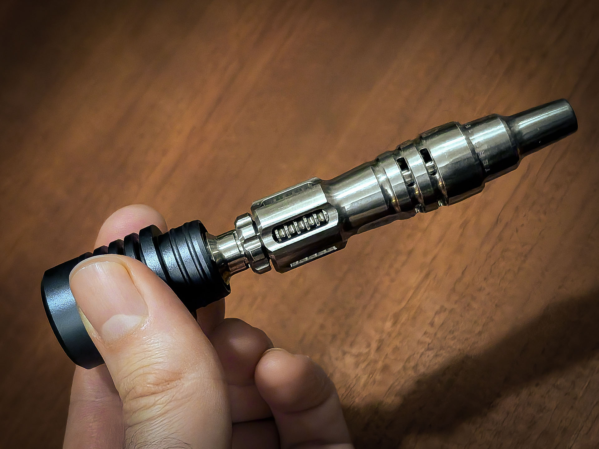 Eine Hand hält den magnetischen Deckel des Tempest Case in dem der Mad Heaters Tempest 2 steckt.