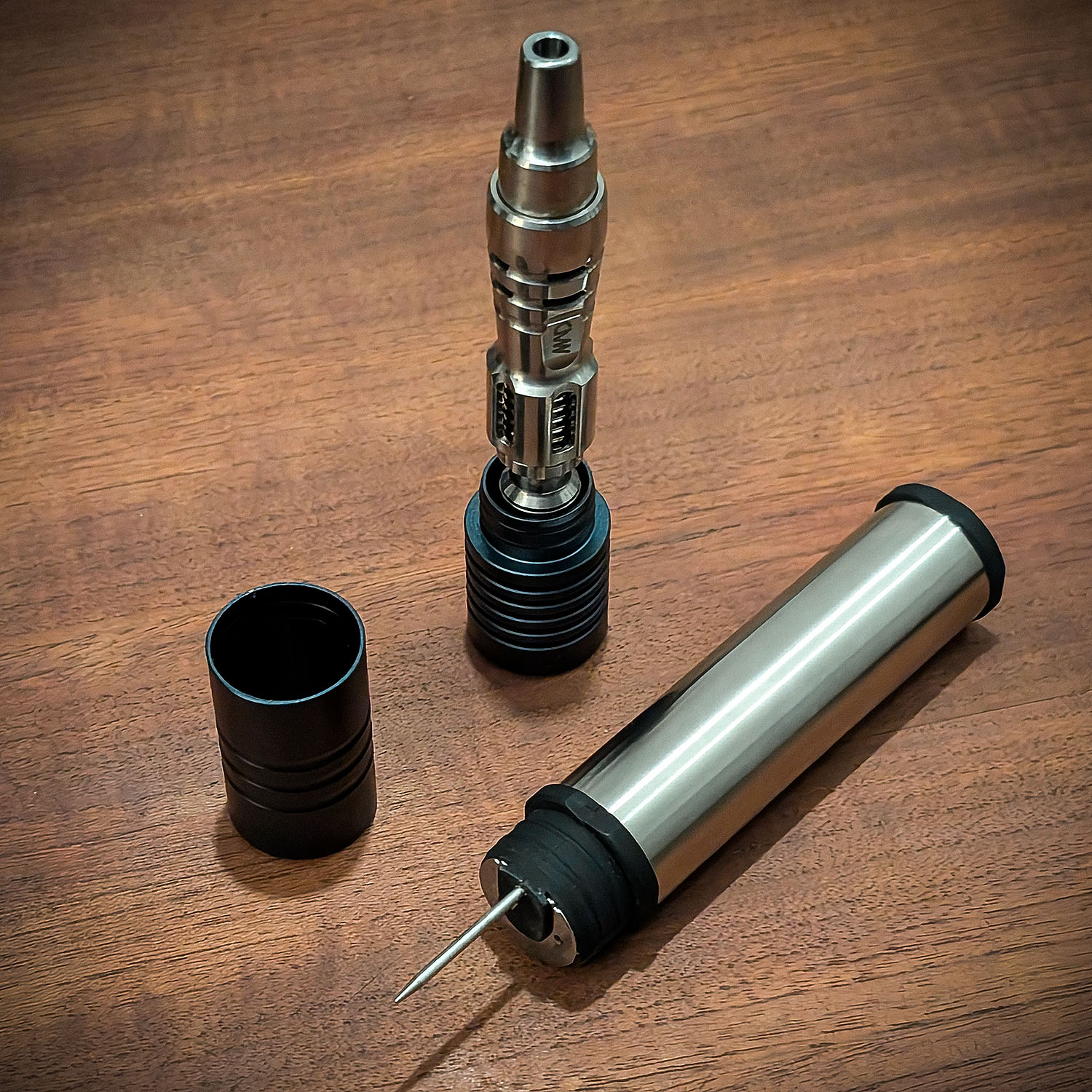 Das Tempest Case liegt geöffnet auf einem Holztisch. Der Mad Heaters Tempest 2 steckt im magnetische Deckel. Der Debowler und das C-Tool sind an der Unterseite des Cases zu erkennen.