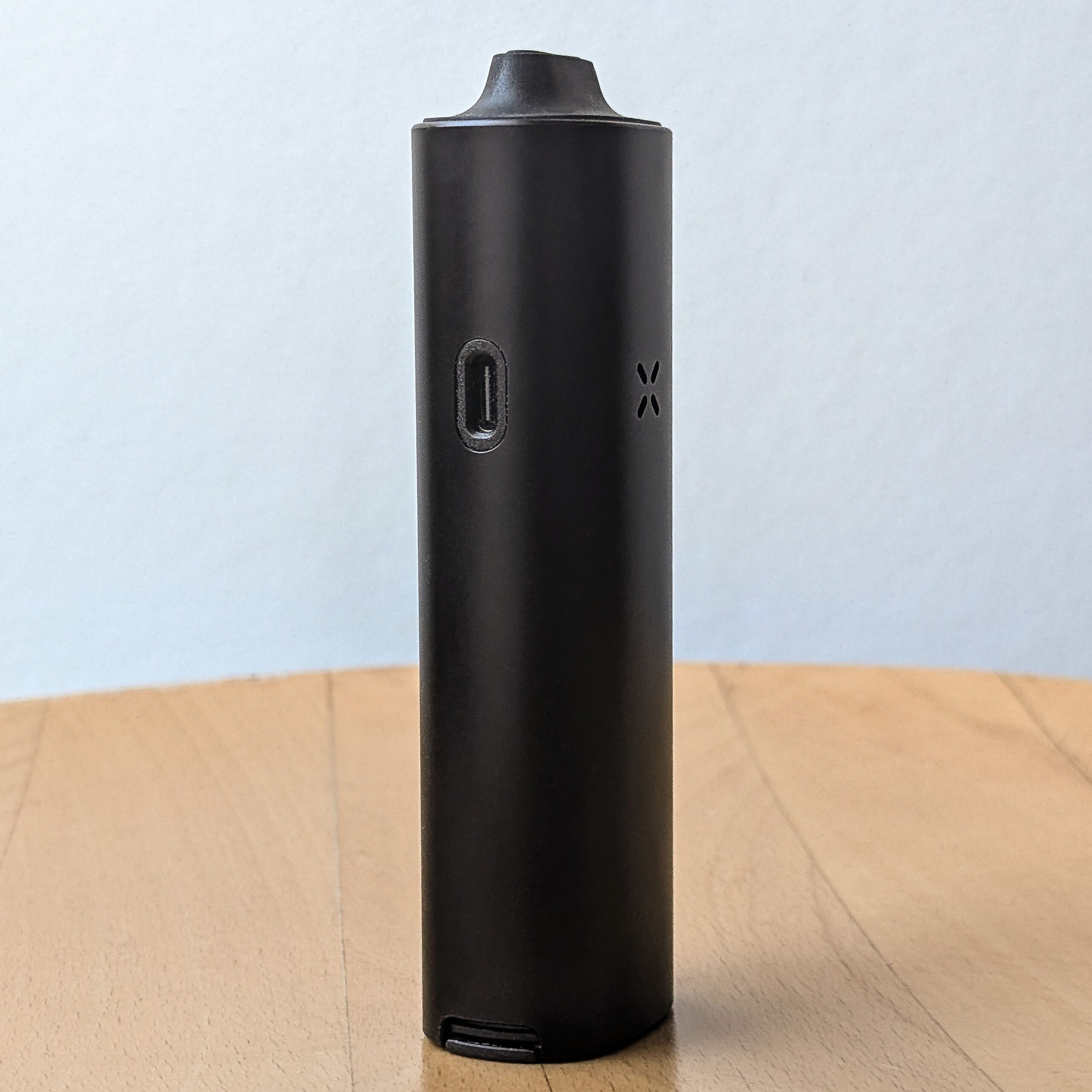 Seitenansicht des PAX FOUR, die den neuen, vertikal integrierten USB-C-Ladeanschluss zeigt.