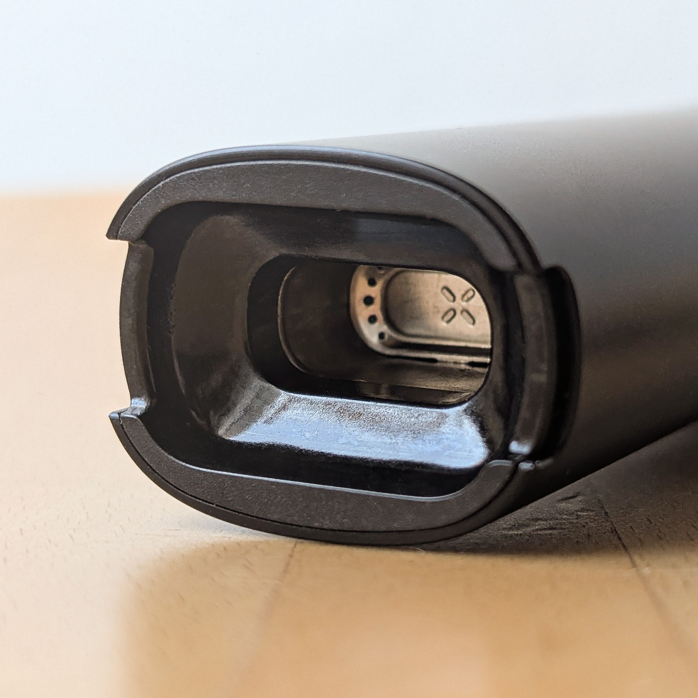 Ein detaillierter Blick in die leere, metallische Heizkammer (Ofen) des PAX FOUR an der Unterseite des Geräts, die das 3D-Ofensieb am Boden zeigt.